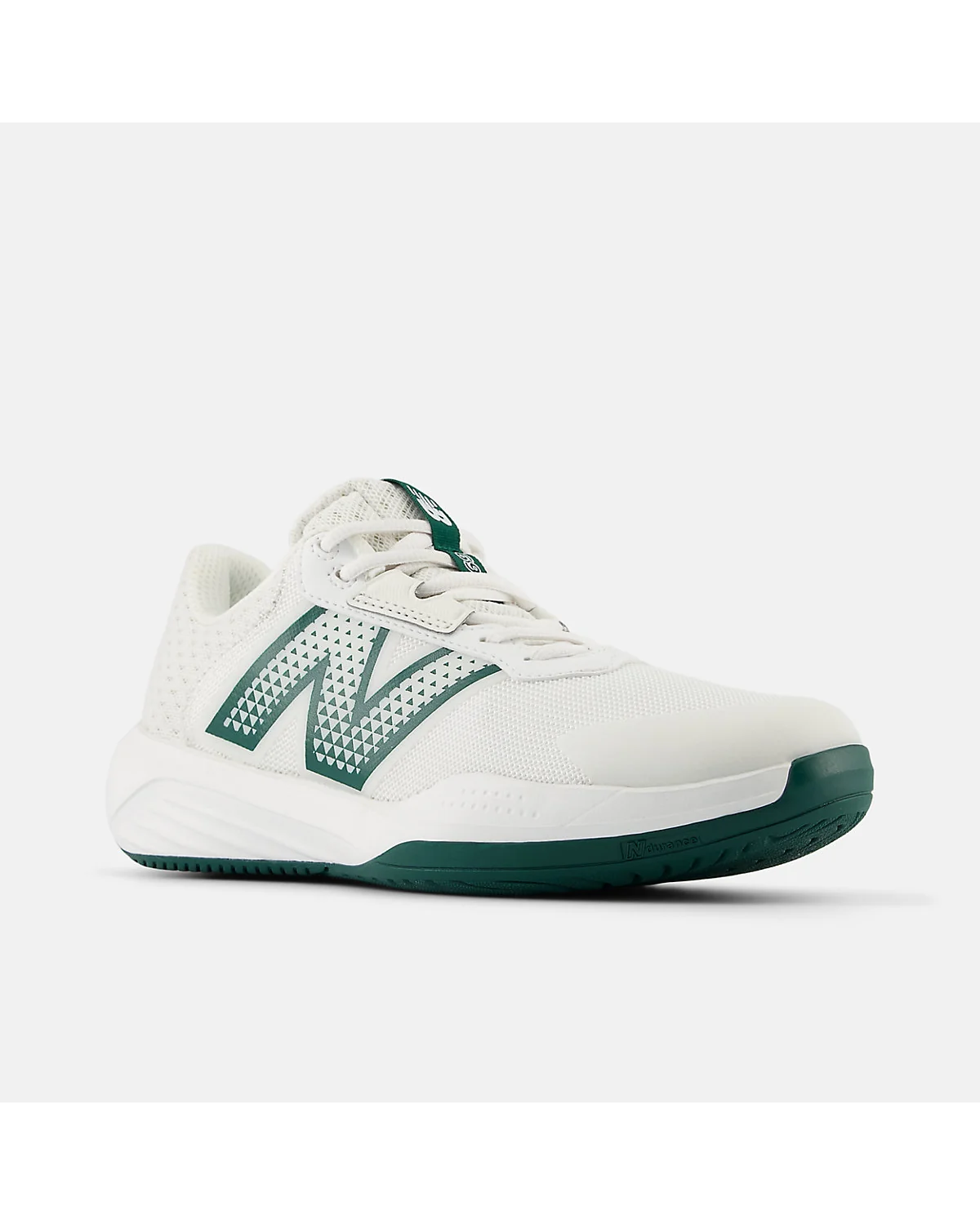 Кроссовки New Balance 696v6 белого цвета с перфорированной сеткой, вид сзади