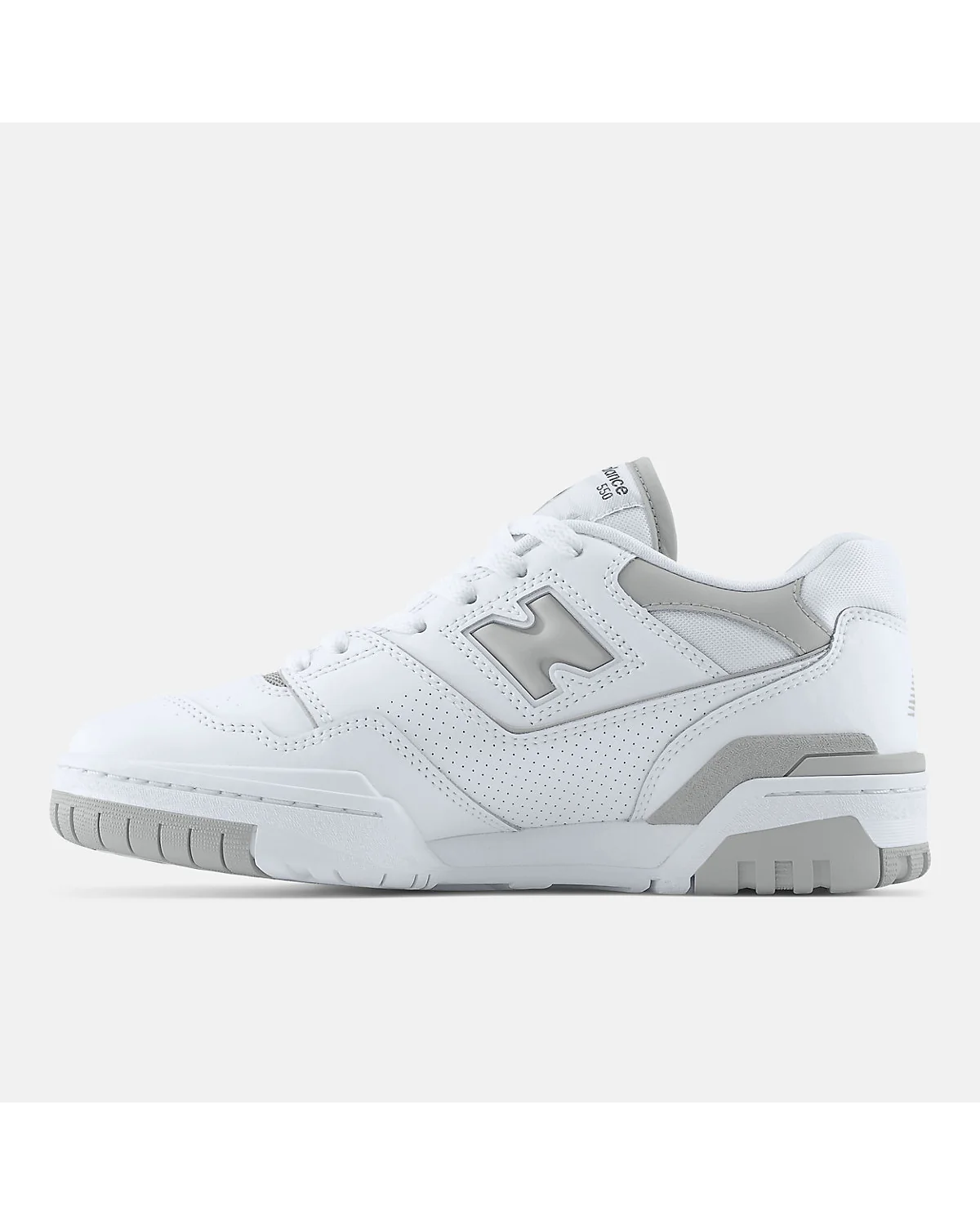 Подошва кроссовок New Balance 550 белого цвета с серыми деталями