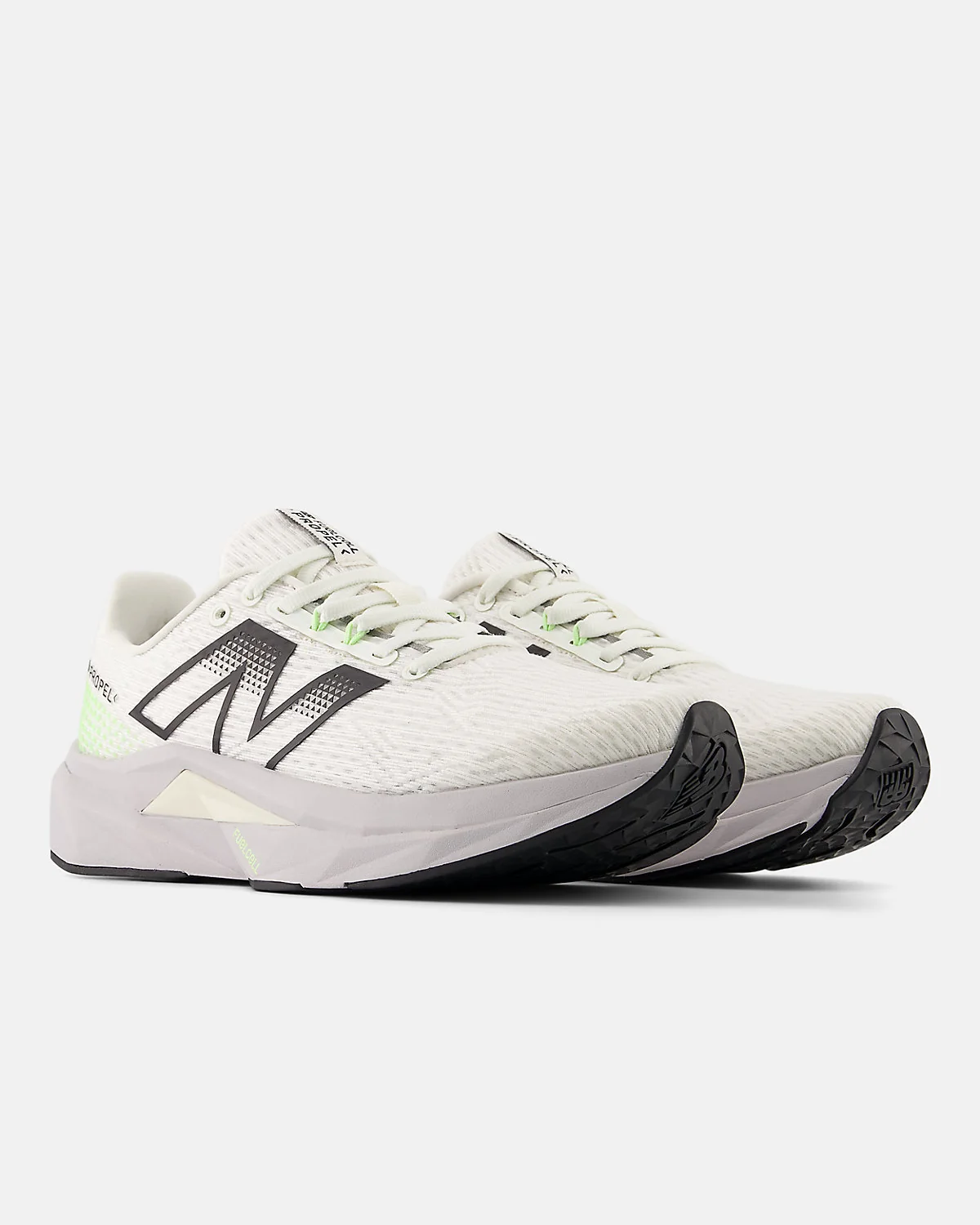 Беговые кроссовки New Balance FuelCell Propel v5 цвета лён с розовой подошвой, вид сзади