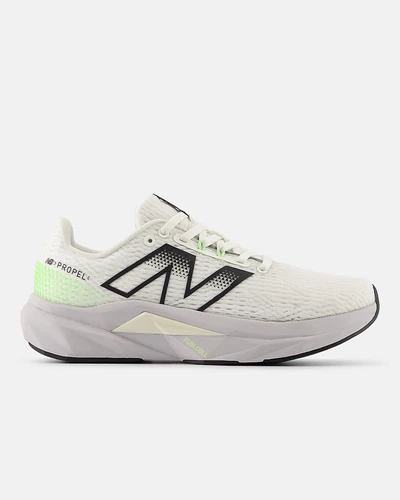 Женские кроссовки New Balance FuelCell Propel v5