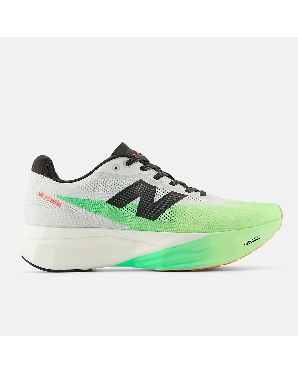 Беговые кроссовки New Balance FuelCell SuperComp Elite v5 белого цвета с зелёными деталями, вид сбоку