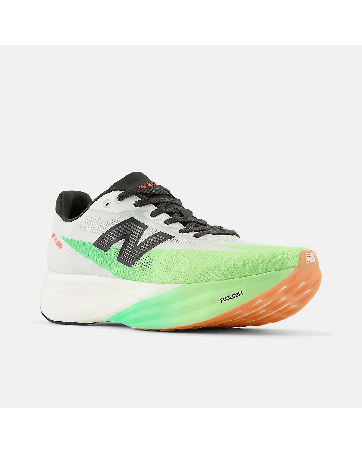 Беговые кроссовки New Balance FuelCell SuperComp Elite v5 белого цвета с зелёной подошвой, вид сзади