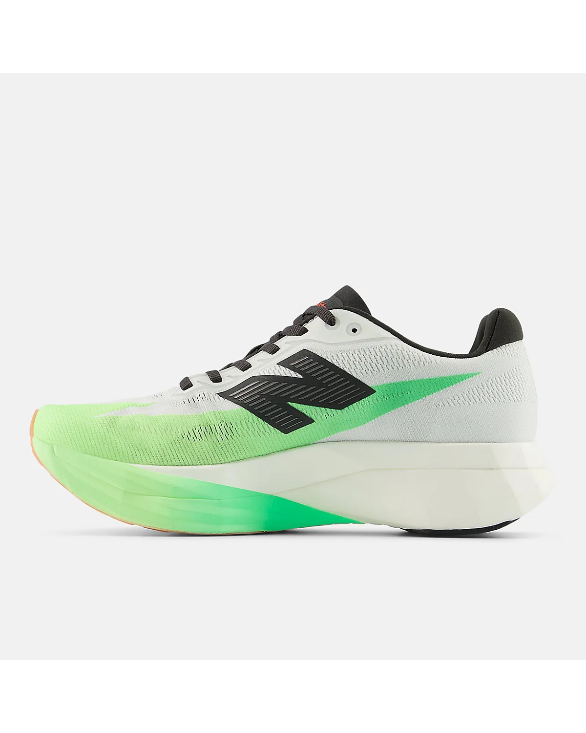 Подошва кроссовок New Balance FuelCell SuperComp Elite v5 с зелёным и оранжевым паттерном