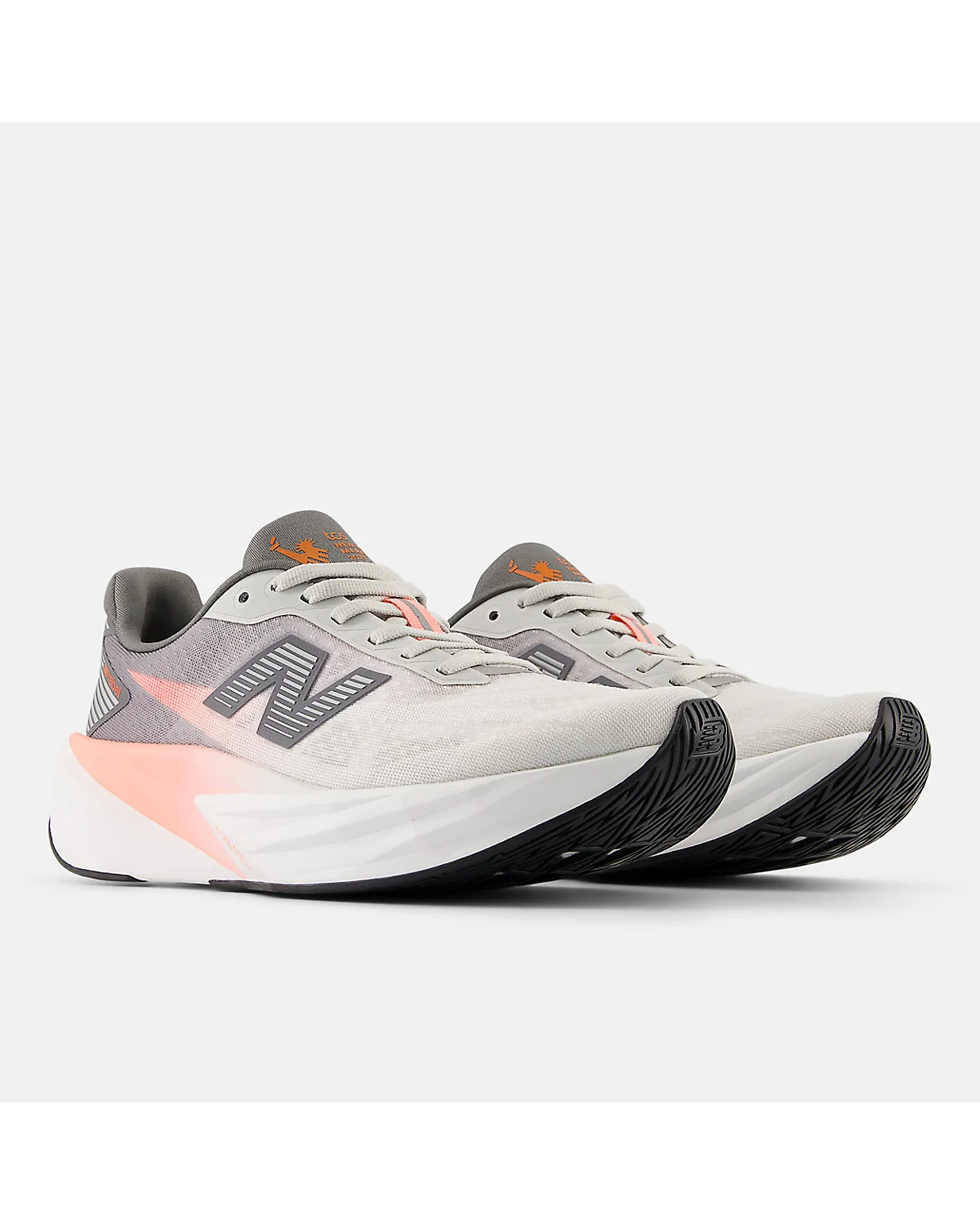 Кроссовки New Balance FuelCell Rebel v5, задняя часть и вид сверху