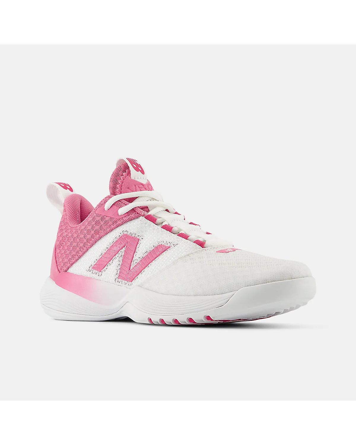 Кроссовки New Balance FuelCell VB-01, трёхчетвертной вид с розовыми панелями