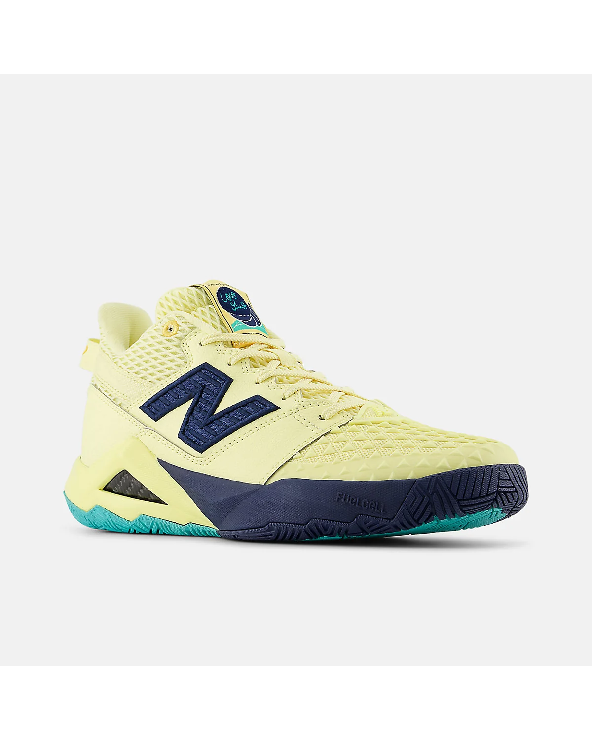 Кроссовки New Balance Coco CG2, трёхчетвертной фронтальный вид