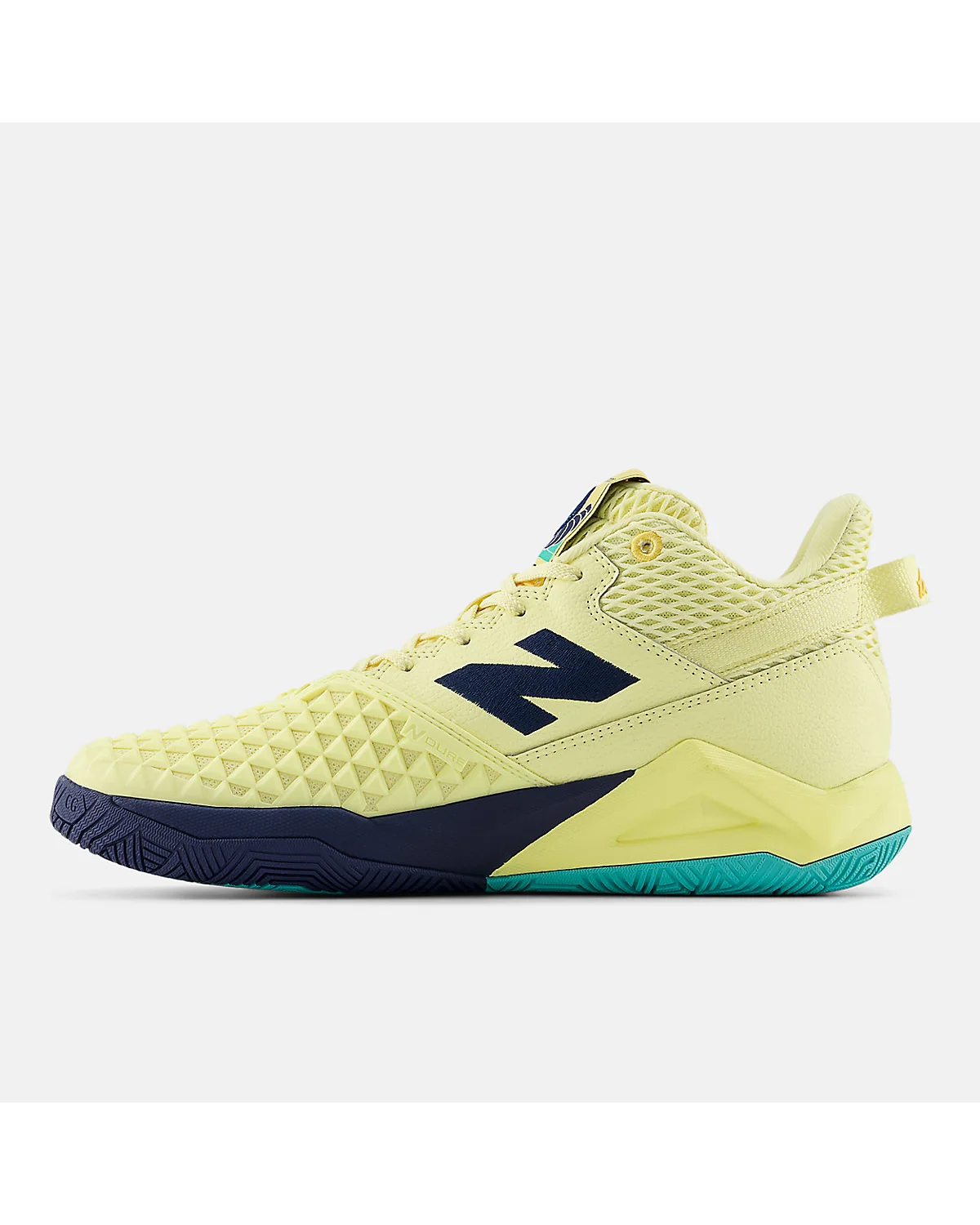 Кроссовки New Balance Coco CG2, задний вид с жёлтой пяточной полосой