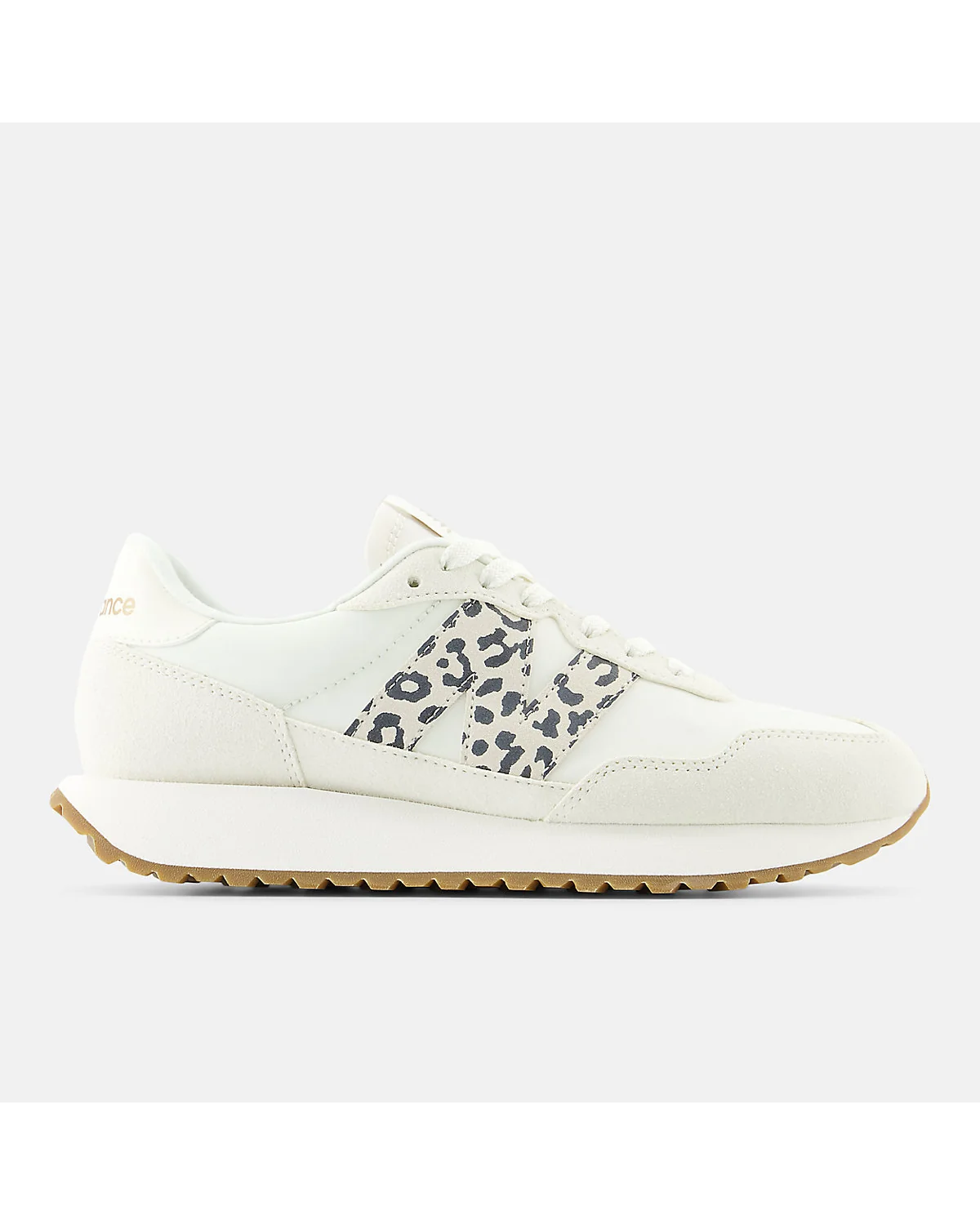 Кроссовки New Balance 237 цвета морская соль с леопардовым принтом и золотом, вид сбоку