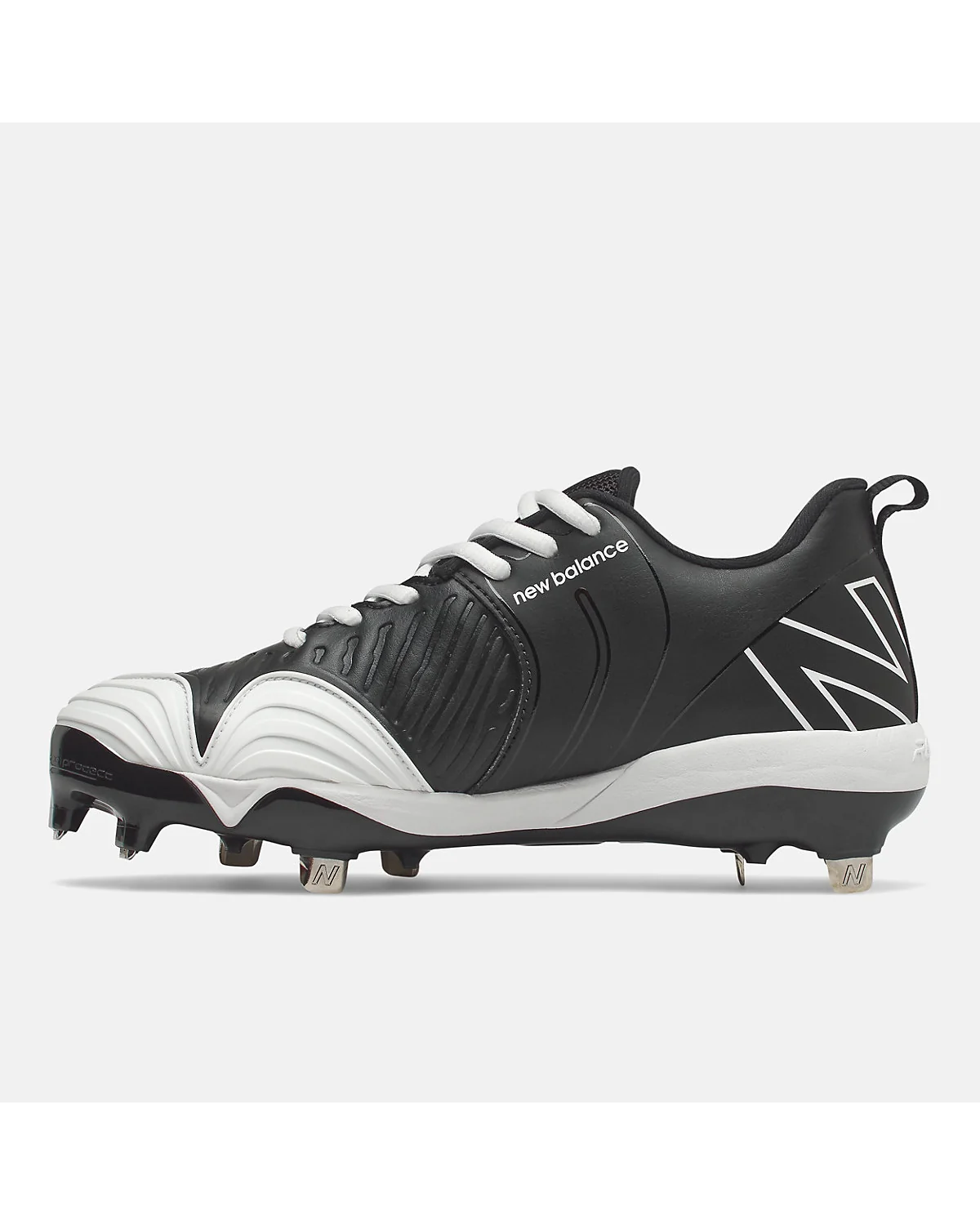 Бутсы New Balance FUSE v3 Metal Pitch, трёхчетвертной вид с видимыми шипами