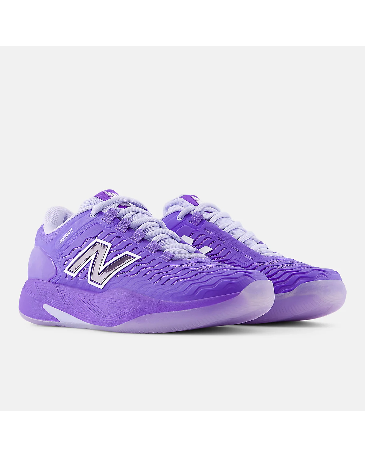 Кроссовки New Balance CT-Rally v2 фиолетовые, вид спереди с двумя парами