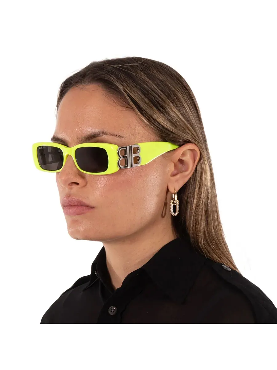 Женские прямоугольные солнцезащитные очки Balenciaga серого цвета BB0096S 008 51 — изображение 2 из 6, серый