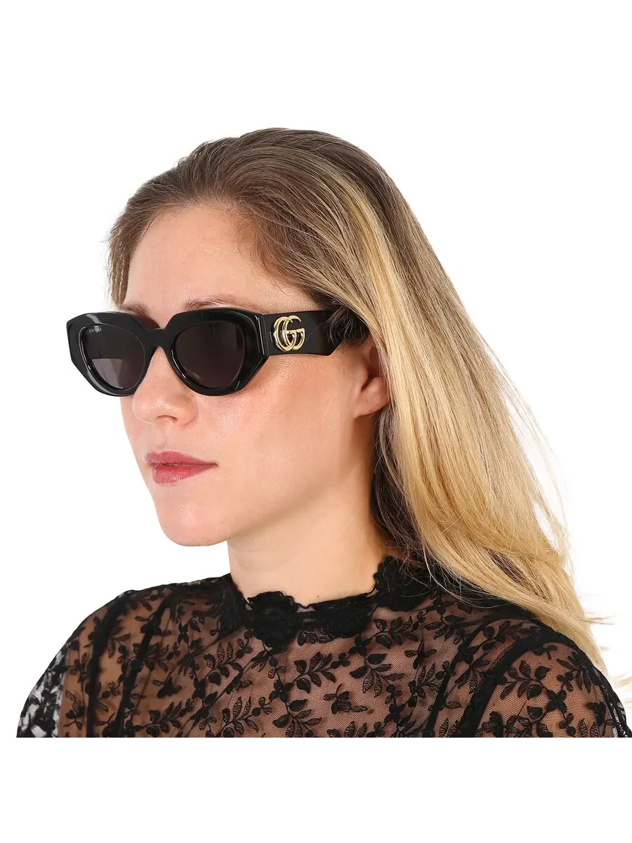 Женские солнцезащитные очки Gucci серого цвета с геометрическим узором GG1421S 001 51 — изображение 2 из 6, черный