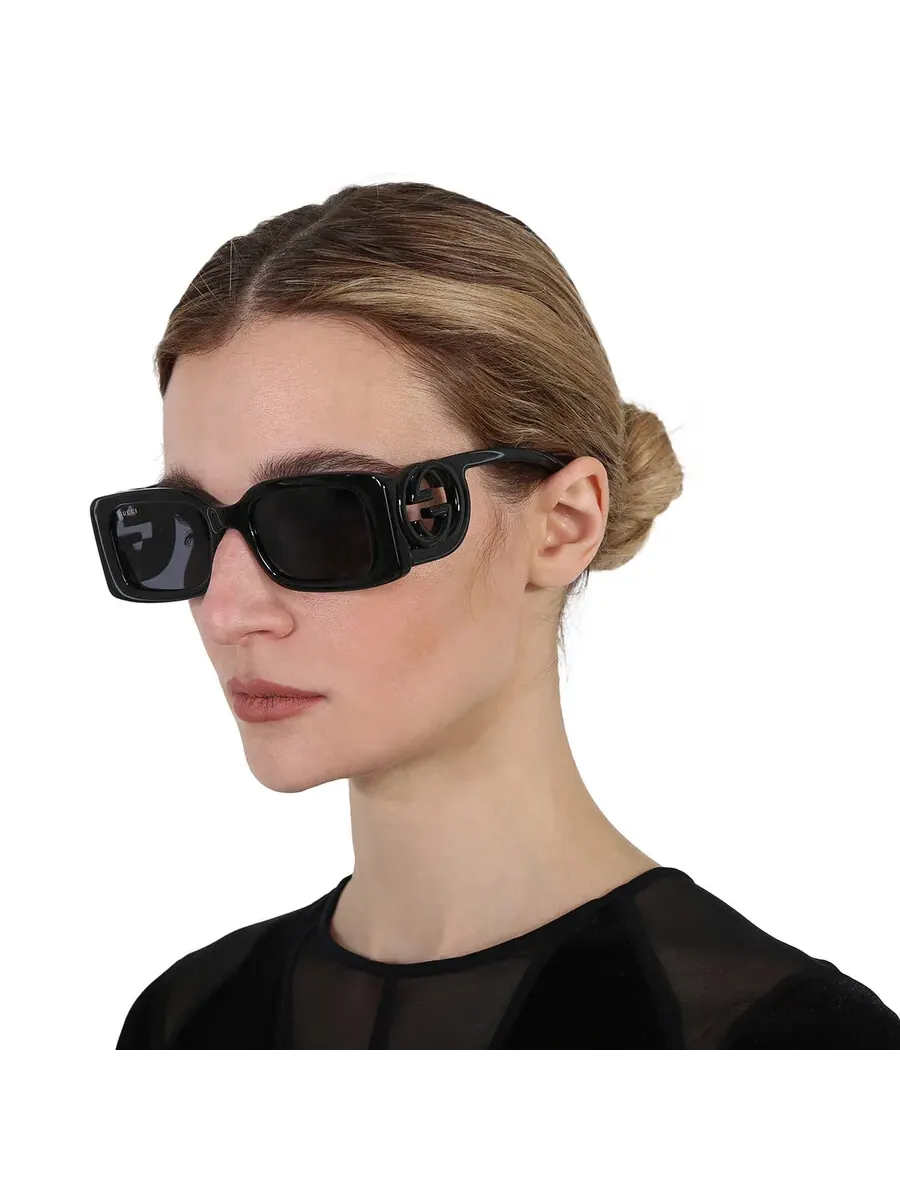 Женские солнцезащитные очки Gucci серого цвета прямоугольной формы GG1325S 001 54 — изображение 2 из 6, черный
