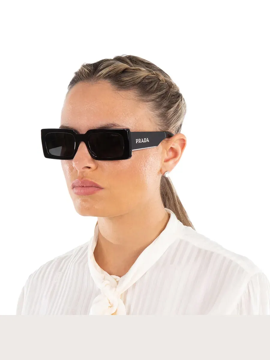Женские прямоугольные солнцезащитные очки Prada серого цвета PR A07S 1AB5S0 52 — изображение 2 из 6, черный