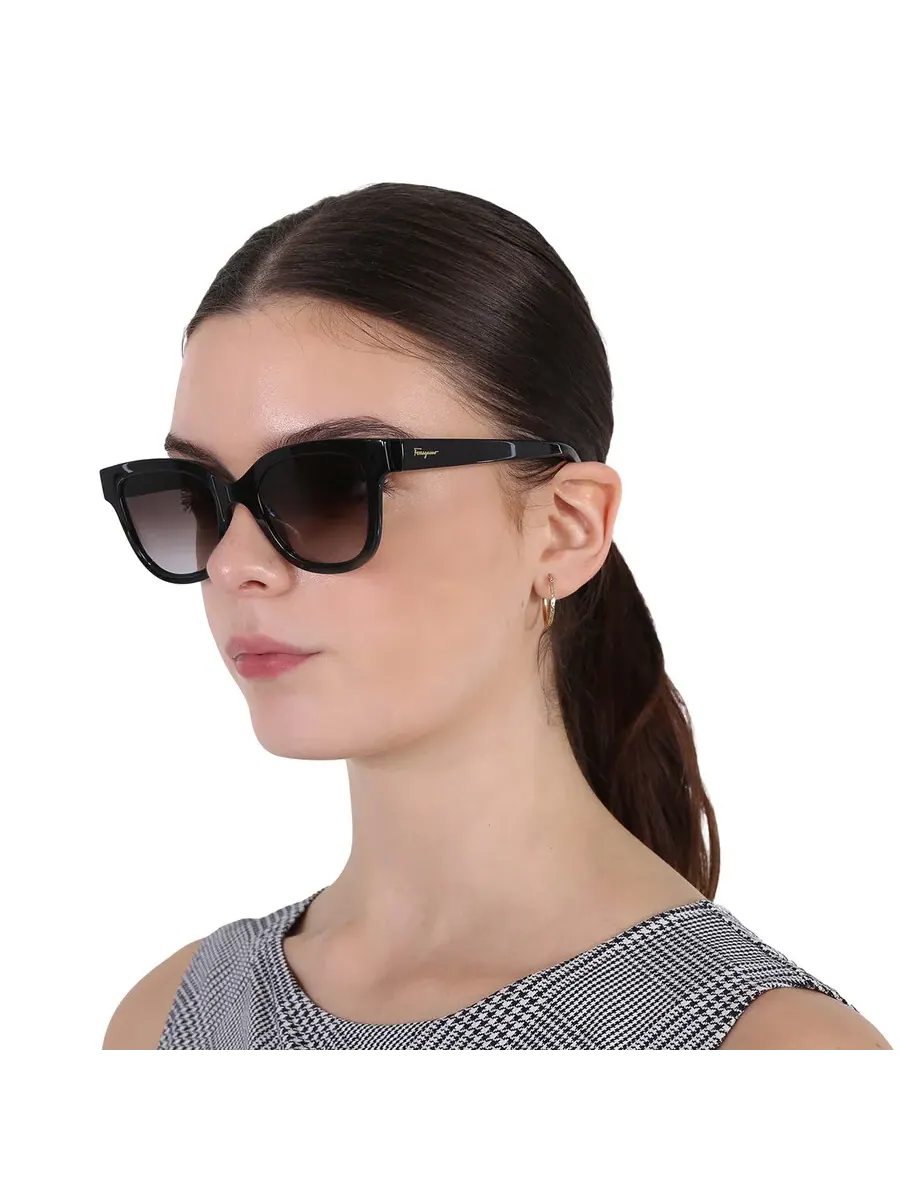 Солнцезащитные очки женские Salvatore Ferragamo Smoke Gradient Square SF1066S 001 52 — изображение 2 из 4, черный