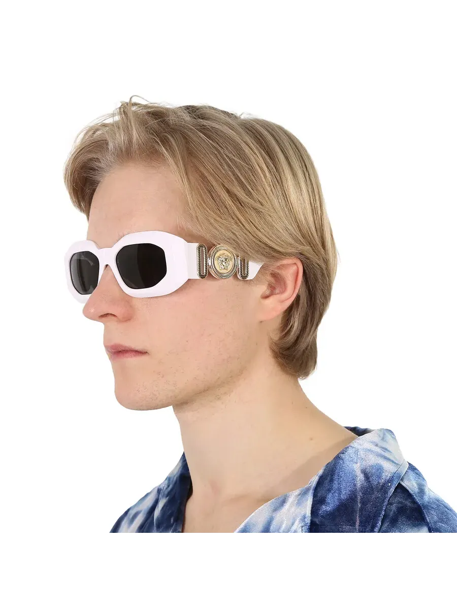Мужские солнцезащитные очки Versace темно-серого цвета неправильной формы VE4425U 314/87 53 — изображение 2 из 5, серый