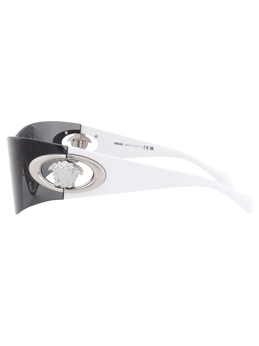 Мужские солнцезащитные очки Versace Dark Grey Shield VE2280 100087 42 — изображение 4 из 5, белый
