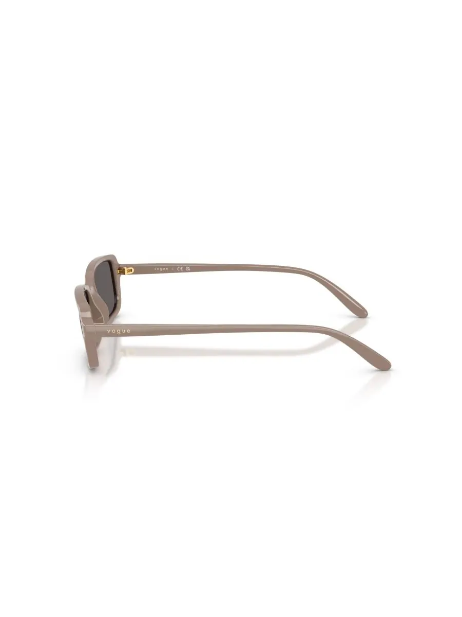 Женские прямоугольные солнцезащитные очки, VO5666S Vogue Eyewear — изображение 2 из 6, темный бежевый
