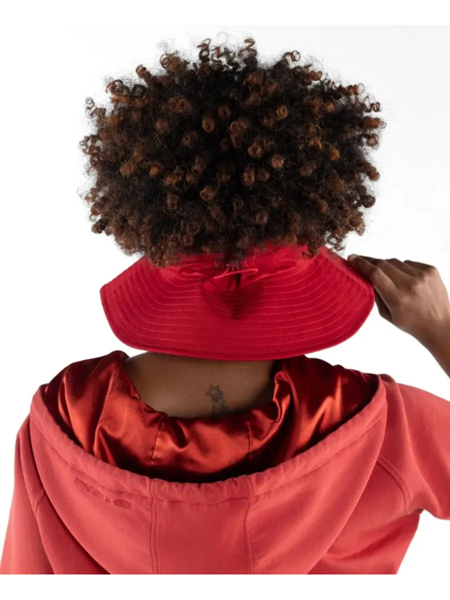 Широкополая кепка-визор с сатиновой подкладкой Unisex Satin Lined Wide Brim Sun Visor KIN Apparel — изображение 2 из 5