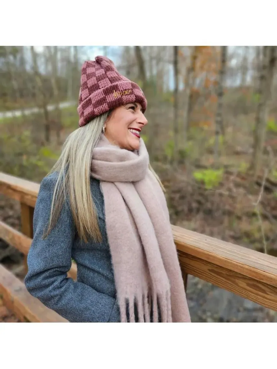 Headbands of Hope Женская вязаная шапка-бини в двухцветную клетку - розово-коричневая — изображение 2 из 4