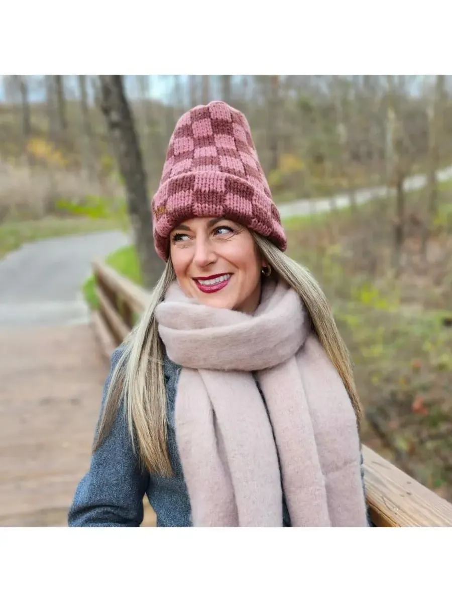 Headbands of Hope Женская вязаная шапка-бини в двухцветную клетку - розово-коричневая — изображение 4 из 4