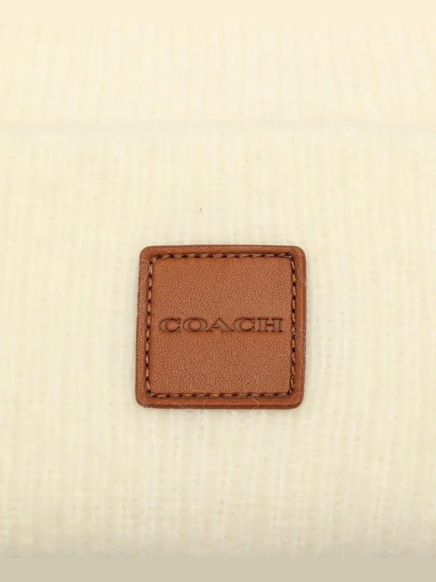 Мужская шапка-бини с кожаной нашивкой COACH — изображение 3 из 4, белый