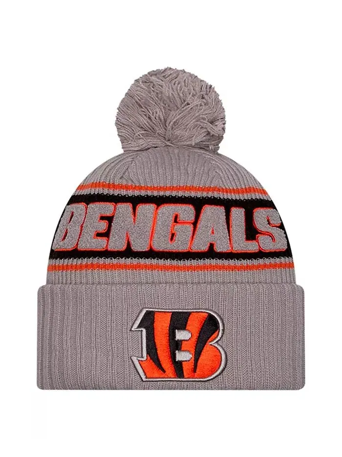 Мужская серая шапка Cincinnati Bengals 2024 Sideline Sport с манжетами и помпоном New Era