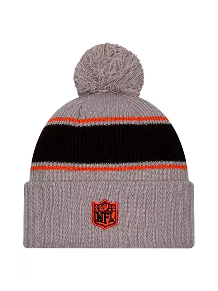 Мужская серая шапка Cincinnati Bengals 2024 Sideline Sport с манжетами и помпоном New Era — изображение 2 из 2