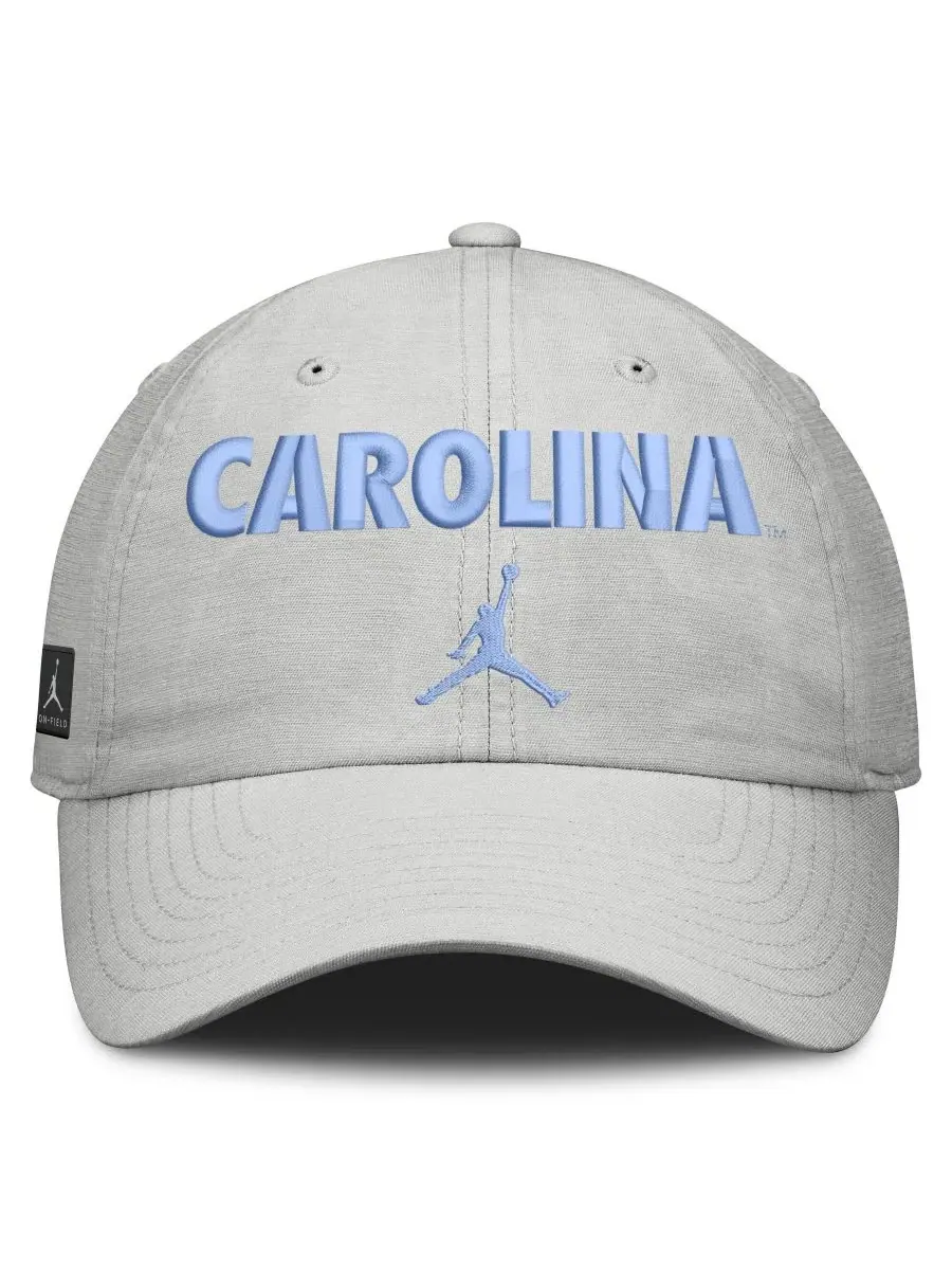 Бейсболка с вышивкой North Carolina Tar Heels 2026 On-Field Gameday Club Jordan — изображение 2 из 4, серый