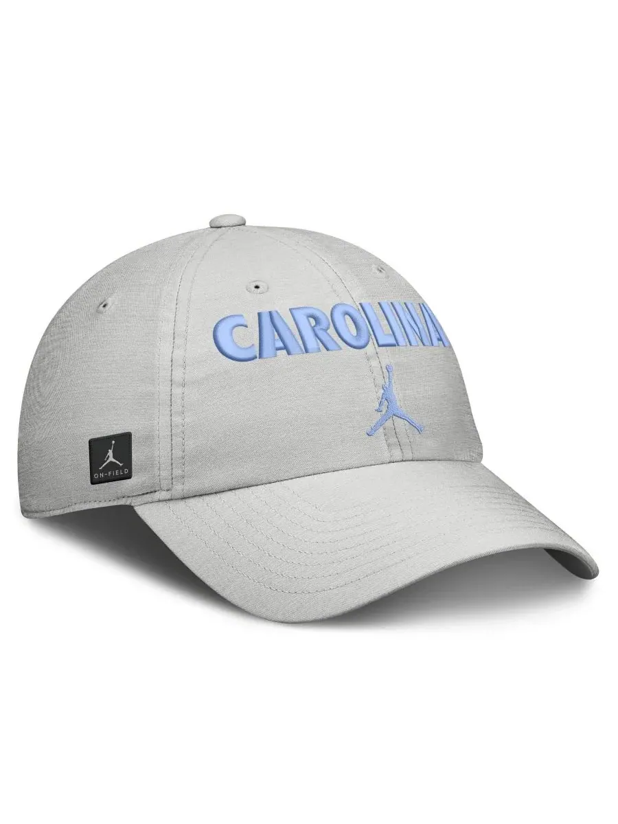 Бейсболка с вышивкой North Carolina Tar Heels 2026 On-Field Gameday Club Jordan — изображение 3 из 4, серый