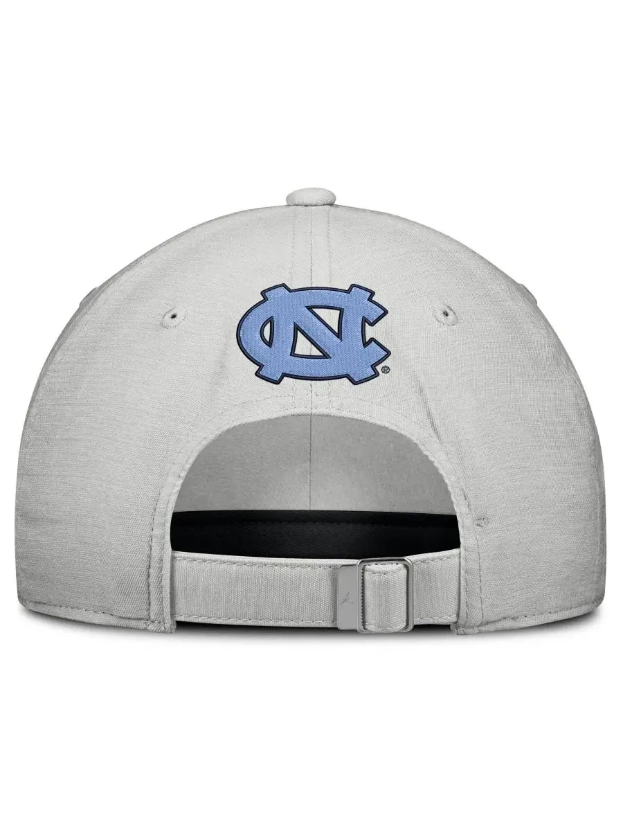 Бейсболка с вышивкой North Carolina Tar Heels 2026 On-Field Gameday Club Jordan — изображение 4 из 4, серый
