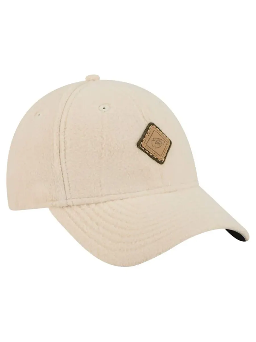 New Era Женская кремовая кепка Kansas City Chiefs Comfy 9FORTY с регулируемым размером — изображение 5 из 5, бежевый