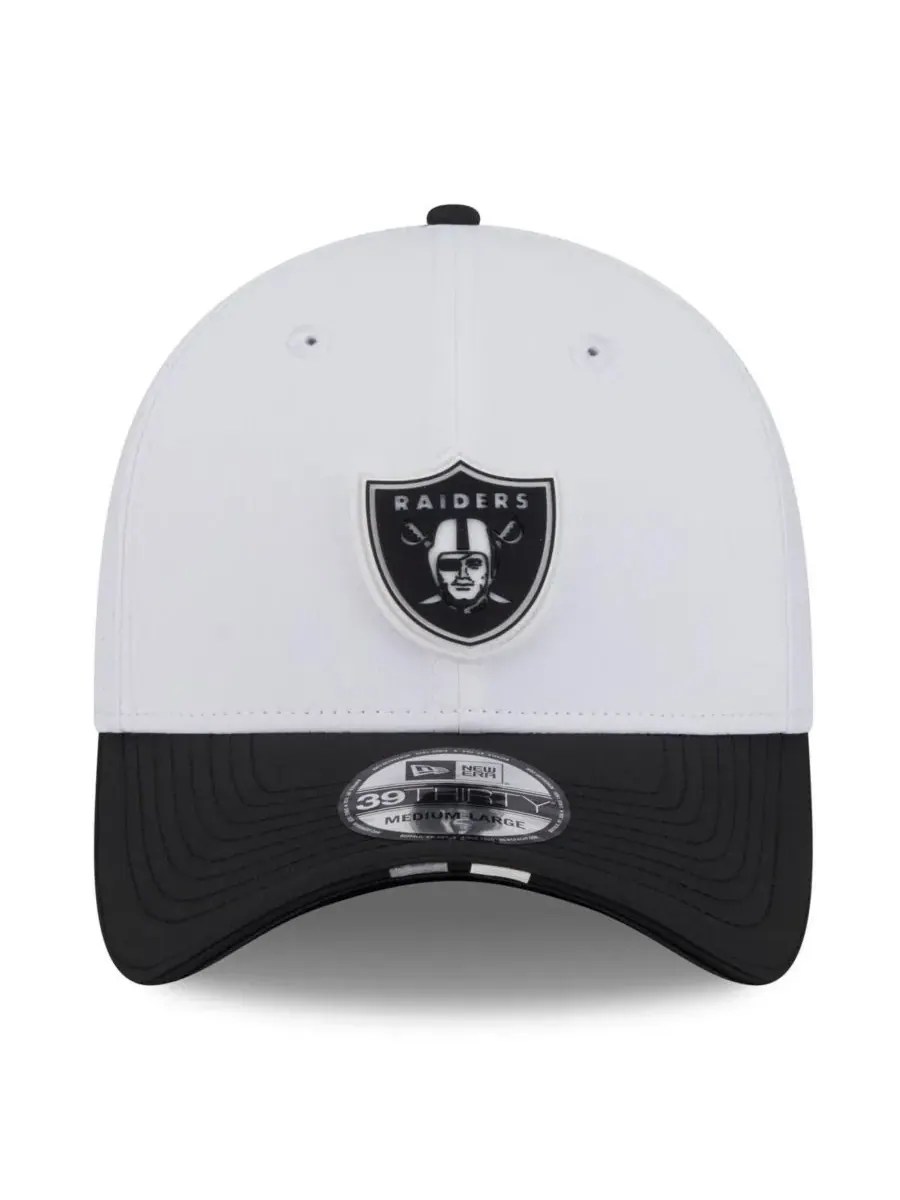New Era Мужская бело-черная кепка Las Vegas Raiders 2025 NFL Training Camp 39THIRTY Flex Hat — изображение 2 из 4