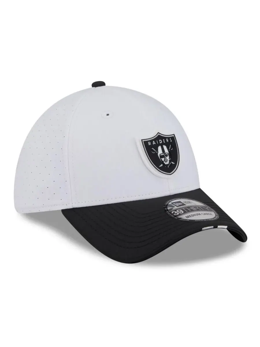 New Era Мужская бело-черная кепка Las Vegas Raiders 2025 NFL Training Camp 39THIRTY Flex Hat — изображение 3 из 4