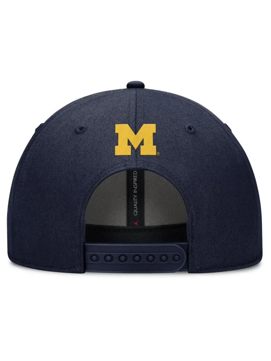 Jordan Мужская темно-синяя кепка Michigan Wolverines Slanted Primetime Rise Performance Adjustable — изображение 4 из 4