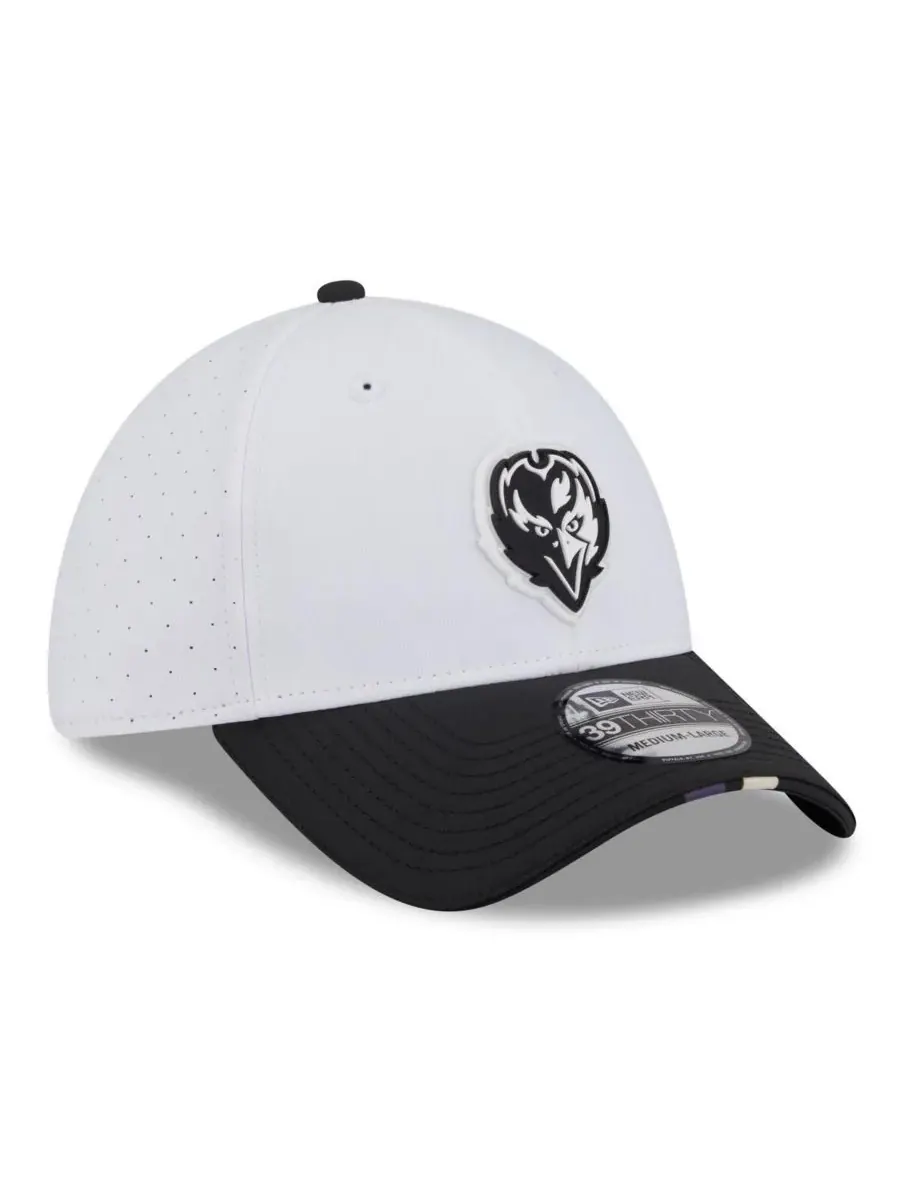 New Era Мужская бело-черная кепка Baltimore Ravens 2025 NFL Training Camp 39THIRTY Flex Hat — изображение 3 из 4