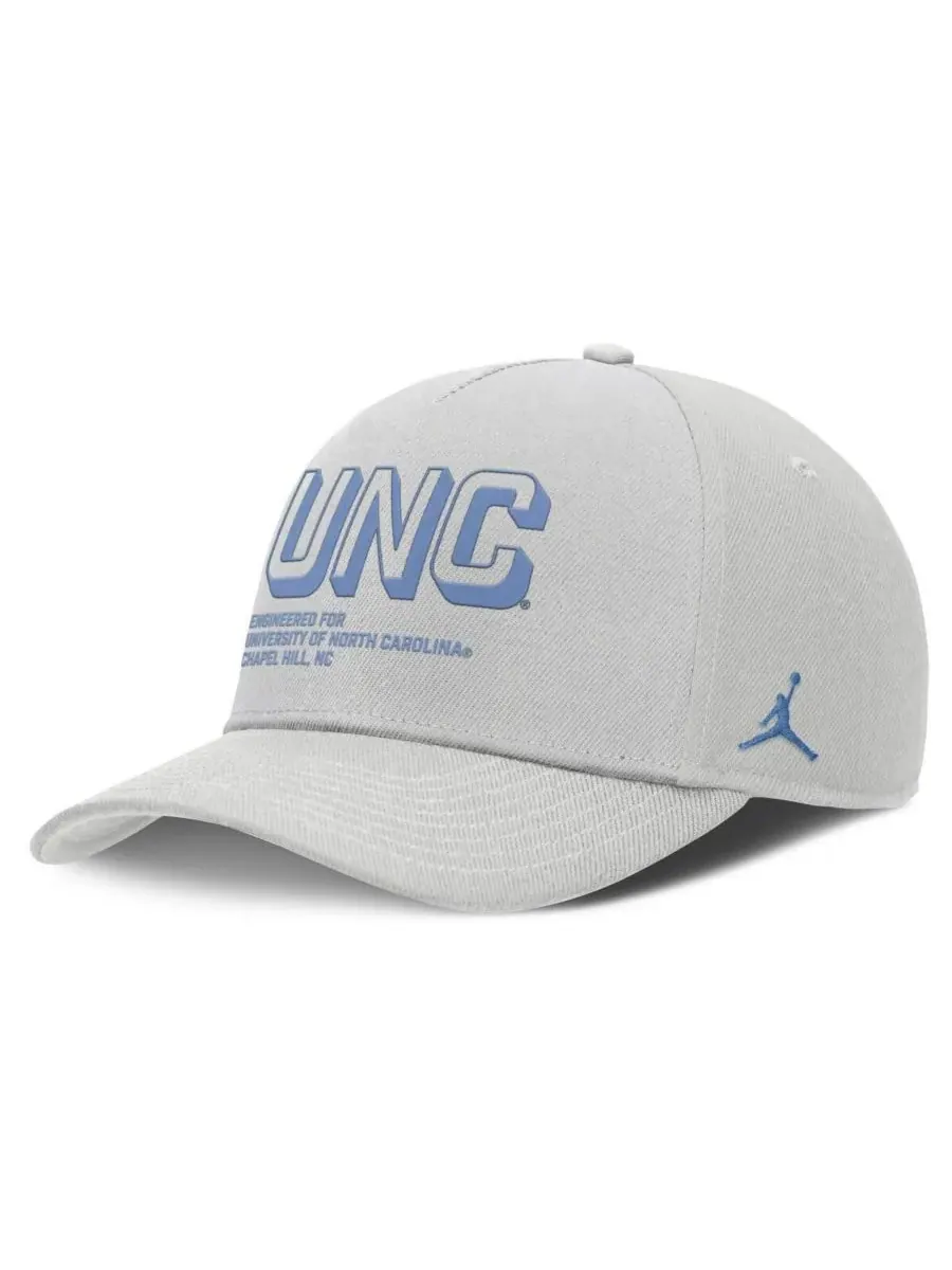 Jordan Мужская серая кепка North Carolina Tar Heels 2025 Sideline Dust с регулируемой высотой и