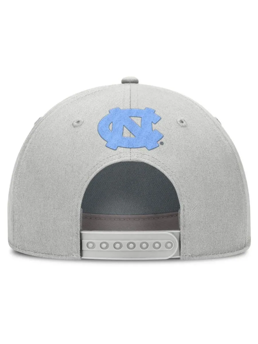 Jordan Мужская серая кепка North Carolina Tar Heels 2025 Sideline Dust с регулируемой высотой и — изображение 4 из 4, серый