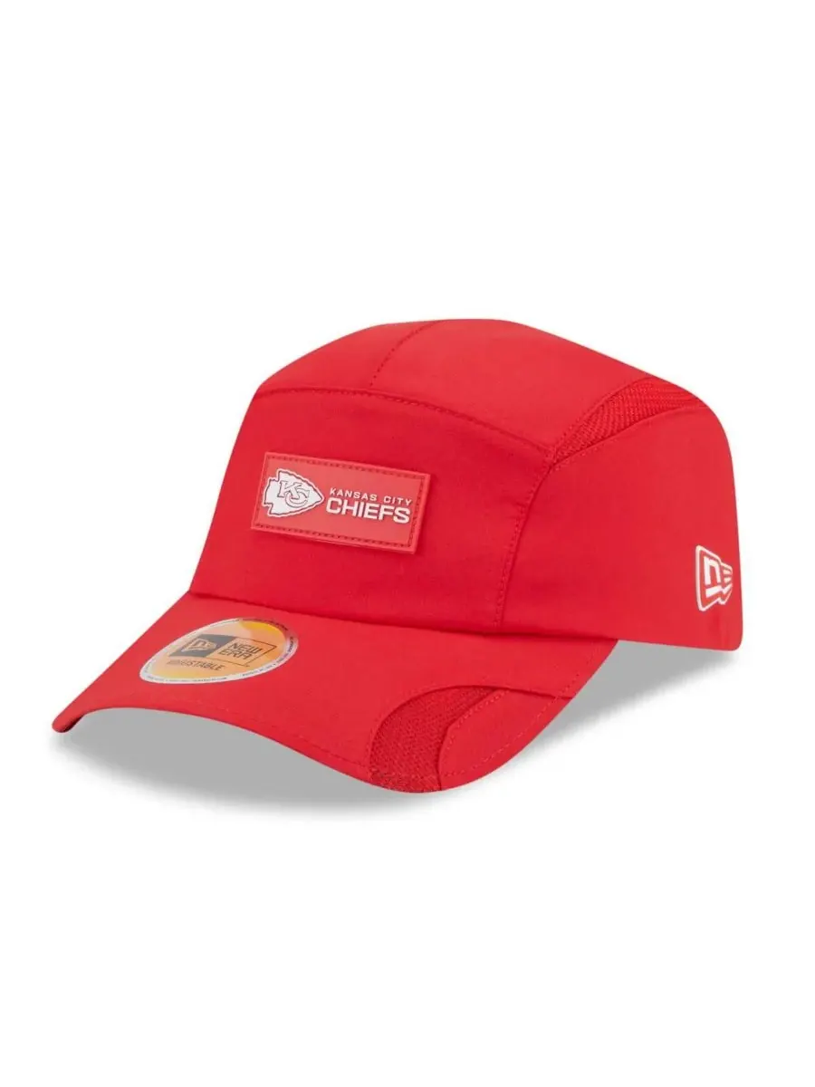 New Era Мужская красная регулируемая бейсболка Kansas City Chiefs 2025 Sideline Runner