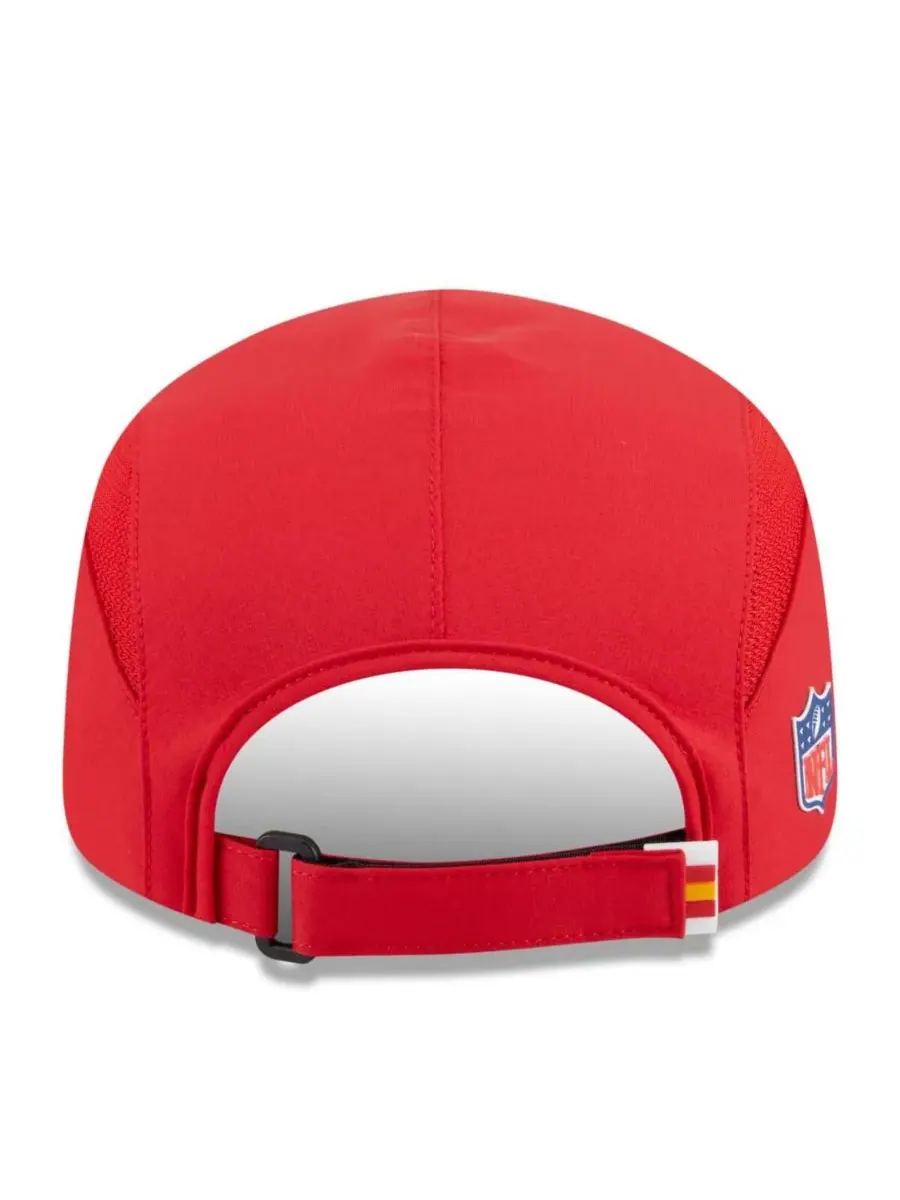 New Era Мужская красная регулируемая бейсболка Kansas City Chiefs 2025 Sideline Runner — изображение 3 из 5, красный
