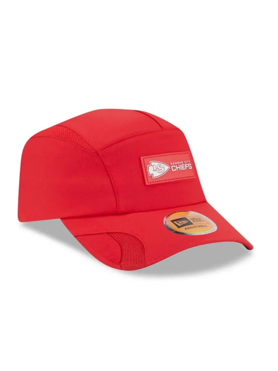 New Era Мужская красная регулируемая бейсболка Kansas City Chiefs 2025 Sideline Runner — изображение 4 из 5, красный