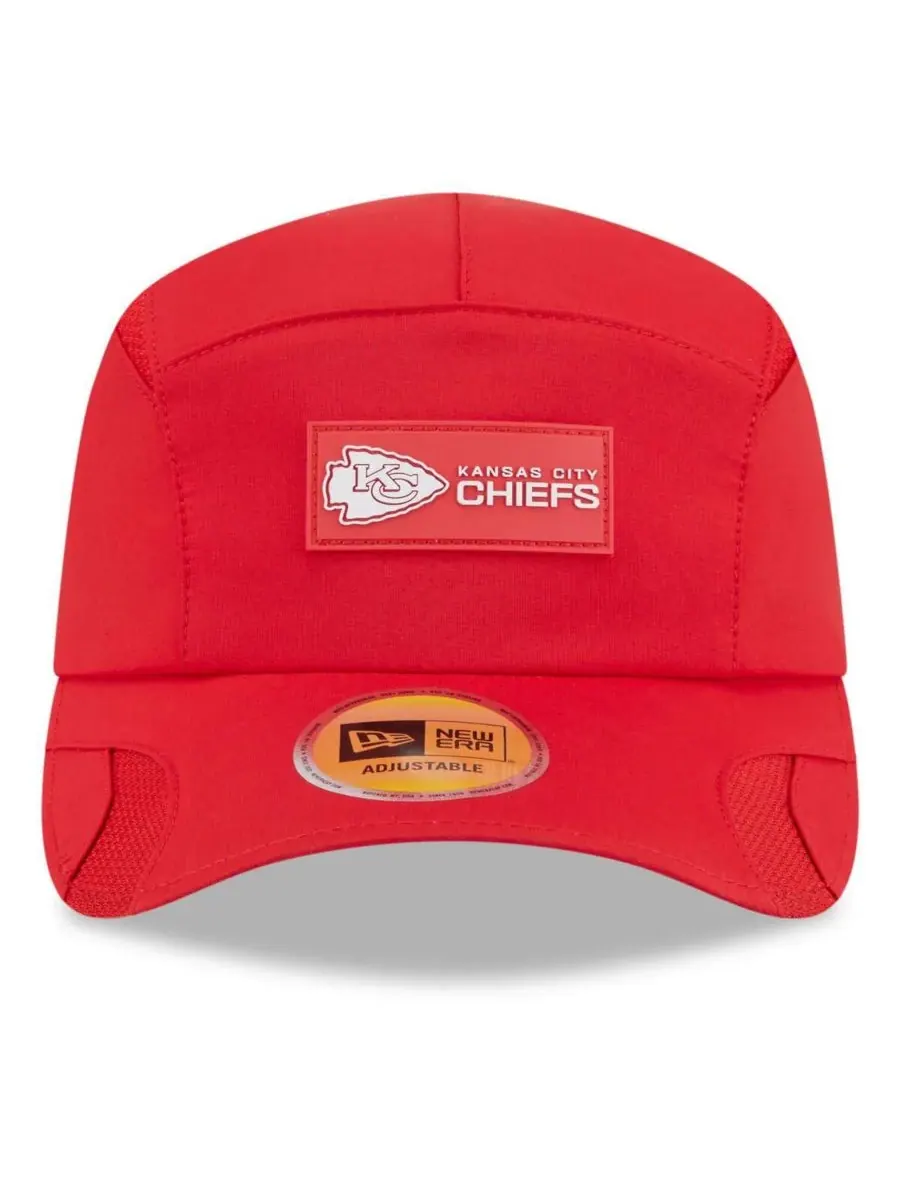 New Era Мужская красная регулируемая бейсболка Kansas City Chiefs 2025 Sideline Runner — изображение 5 из 5, красный