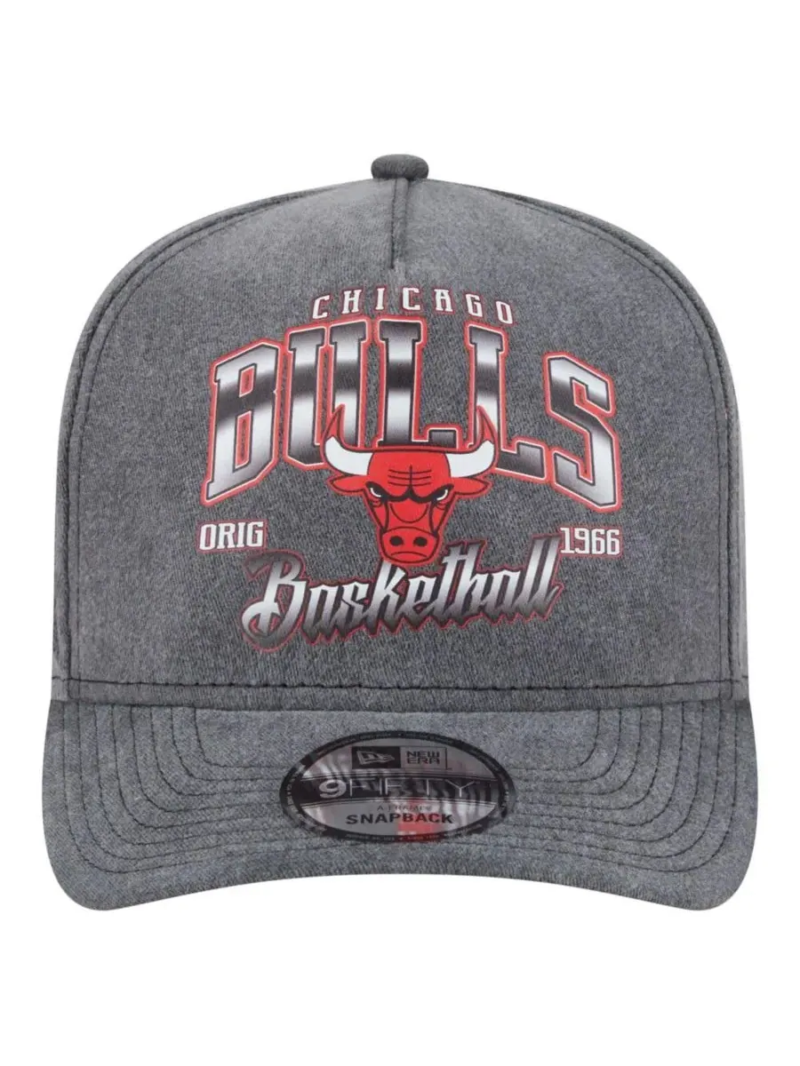 New Era Мужская бейсболка Chicago Bulls Throwback Washed Pre-Curved 9FIFTY Snapback угольного цвета — изображение 2 из 4