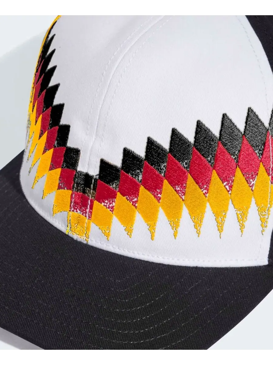 Кепка Snapback с вышивкой Германия adidas — изображение 4 из 4, белый черный