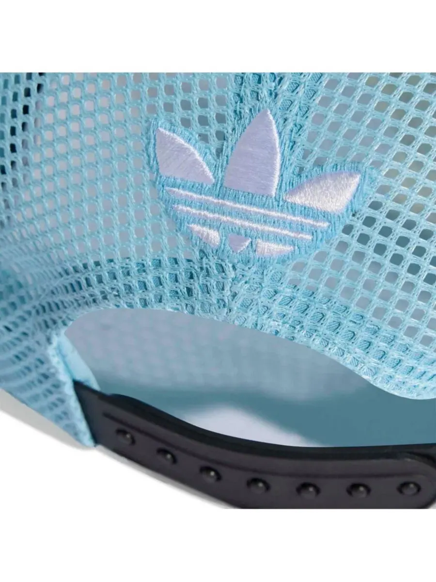 Кепка-тракер с козырьком, с сетчатыми вставками, с силиконовым логотипом adidas — изображение 2 из 4, светлый синий