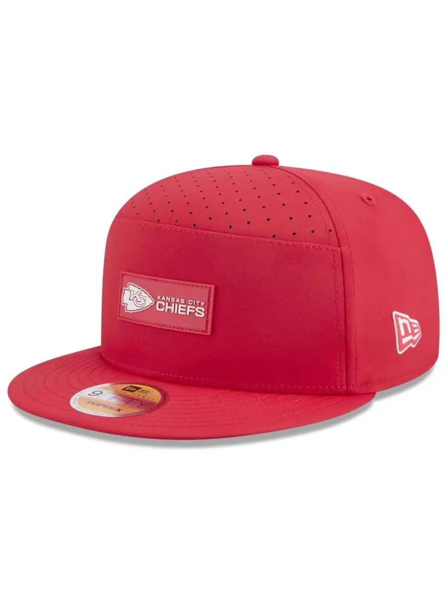 New Era Мужская красная бейсболка Kansas City Chiefs 2025 Sideline Split Panel 9FIFTY Snapback