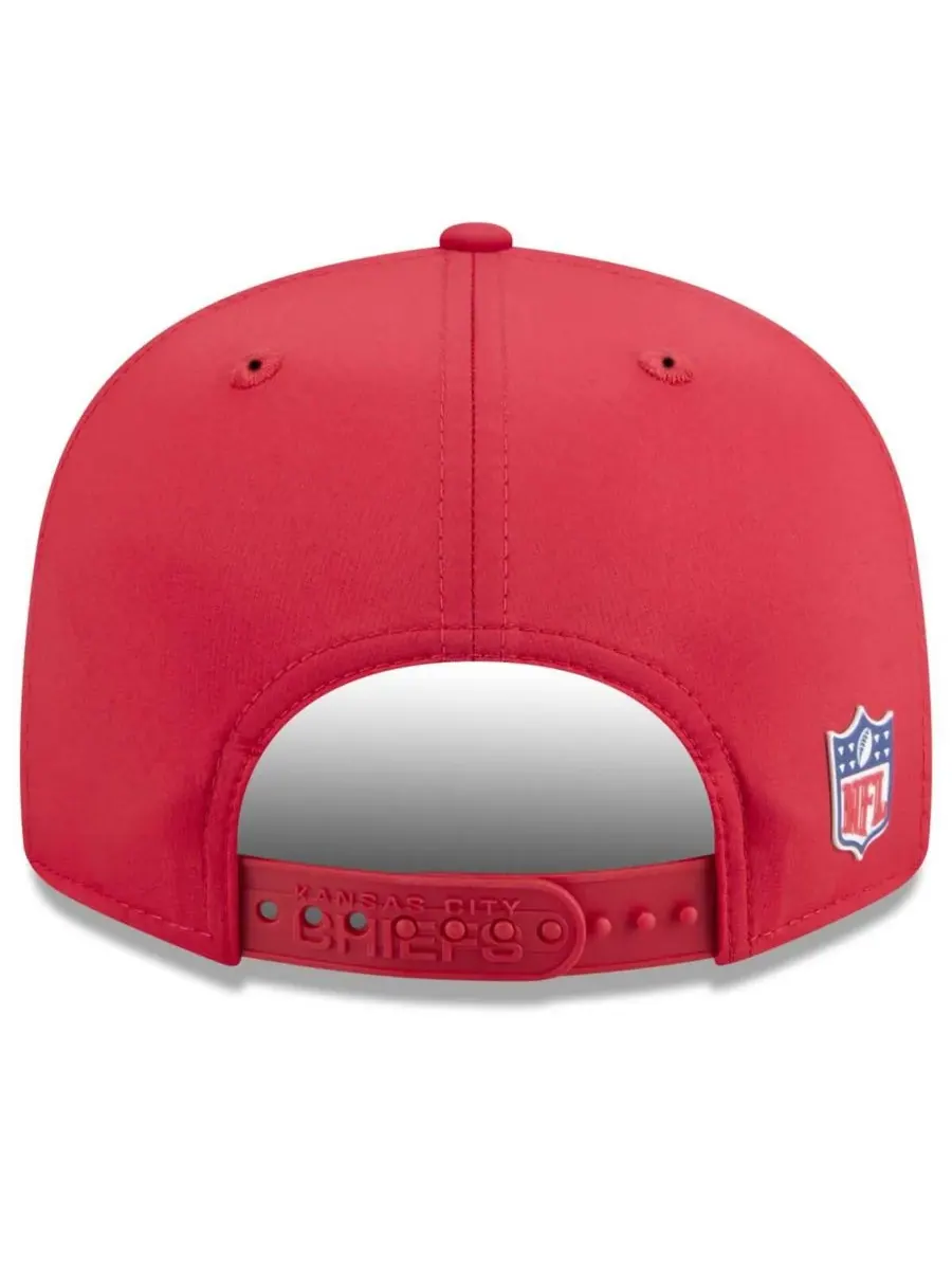 New Era Мужская красная бейсболка Kansas City Chiefs 2025 Sideline Split Panel 9FIFTY Snapback — изображение 2 из 5, красный
