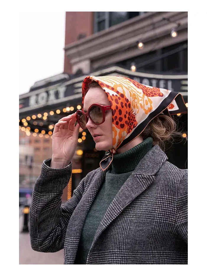 Шелковый бандана-шарф LEOPARDS WITH FLORAL FOUNTAIN Jessie Zhao New York — изображение 3 из 3, коричневый желтый