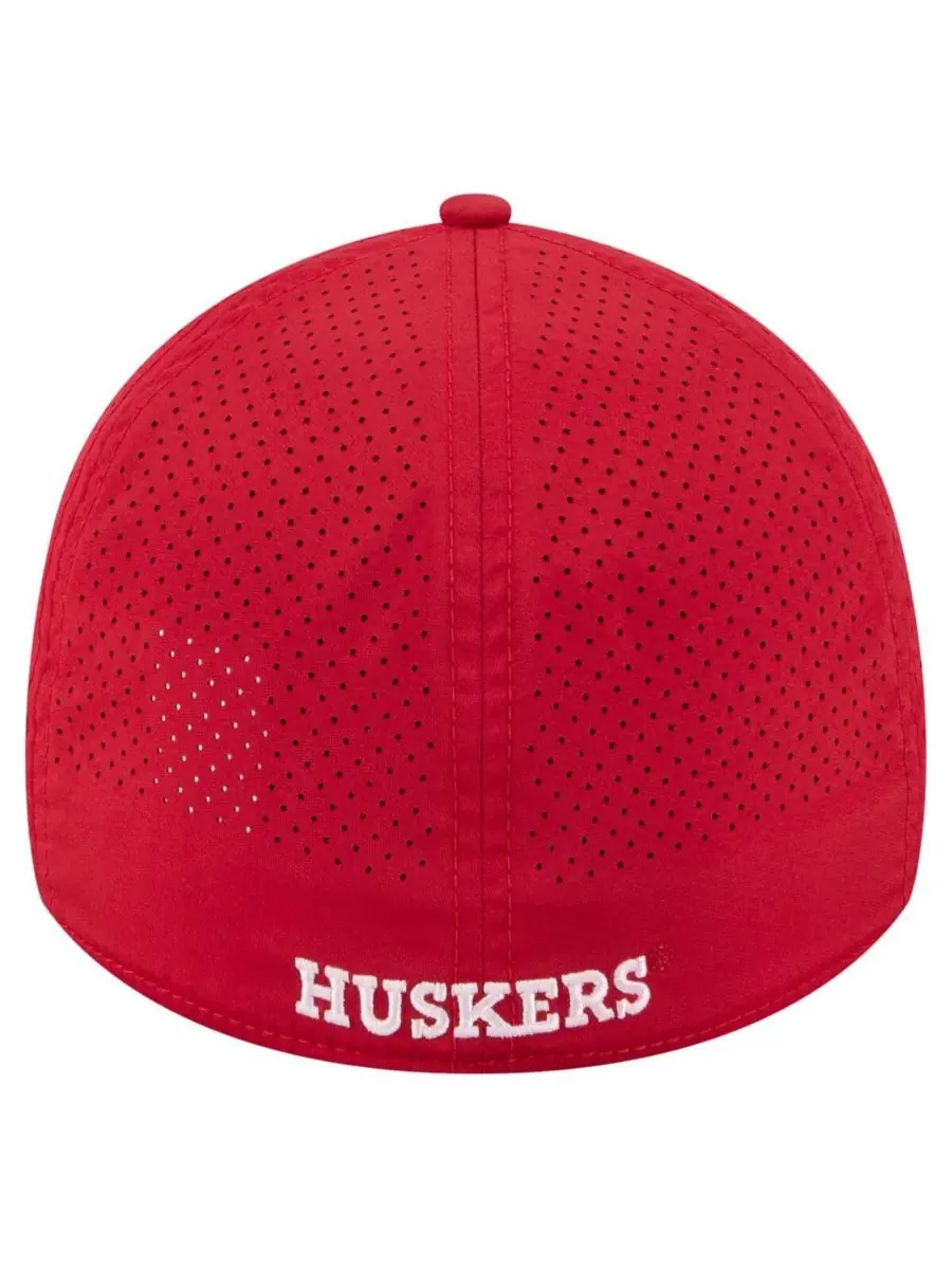 Мужская алая кепка Nebraska Huskers Rope 39THIRTY Flex Hat New Era — изображение 2 из 5, алый
