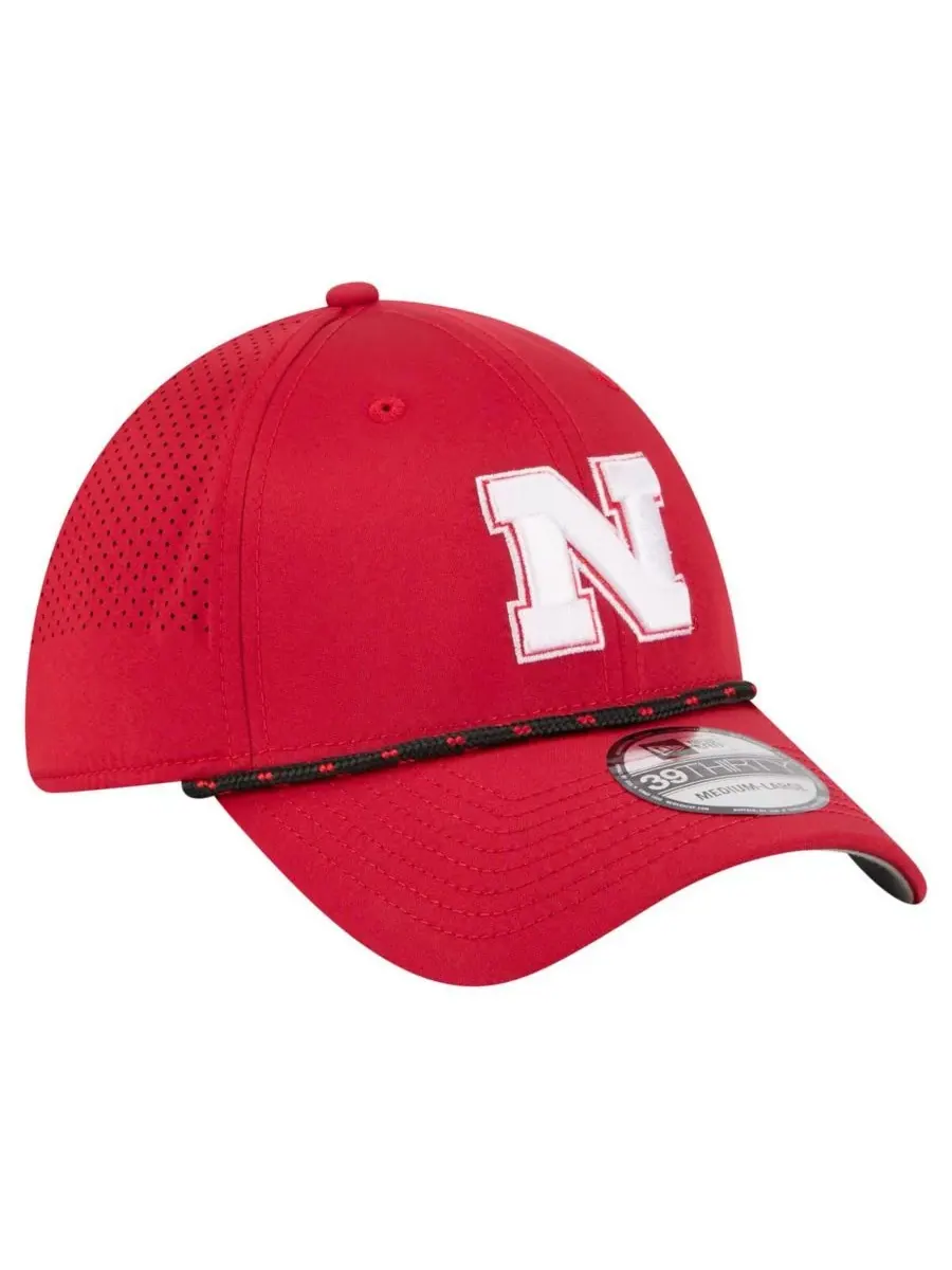 Мужская алая кепка Nebraska Huskers Rope 39THIRTY Flex Hat New Era — изображение 4 из 5, алый
